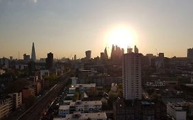 Modern 1 Bedroom Apartment In E1 With Great Views